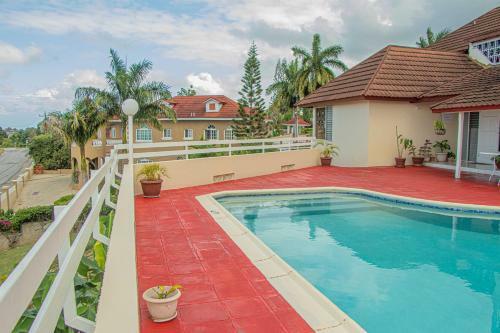 Hostal The Whytehouse Villa