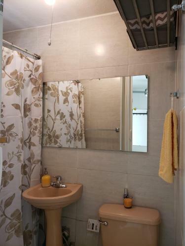 Apartamento Yellow-gray Tropical Studio