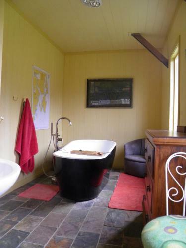 The Woolshed And Farmhouse Blue, Bruny Island