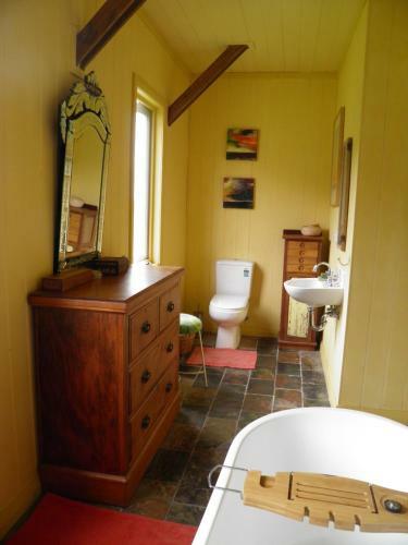 The Woolshed And Farmhouse Blue, Bruny Island
