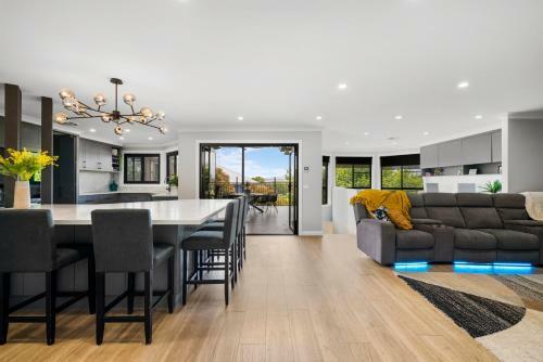 Casa On Cedar - Large 5 Star Luxury Home
