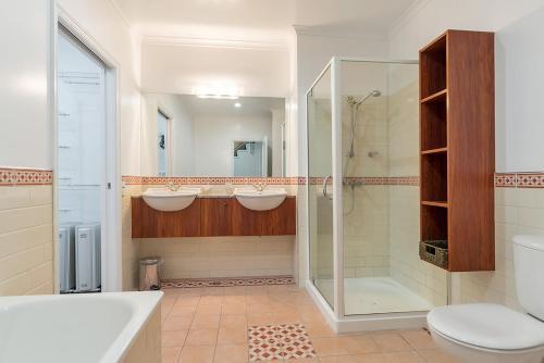 Qv Split Level Waterfront Apartment - 338