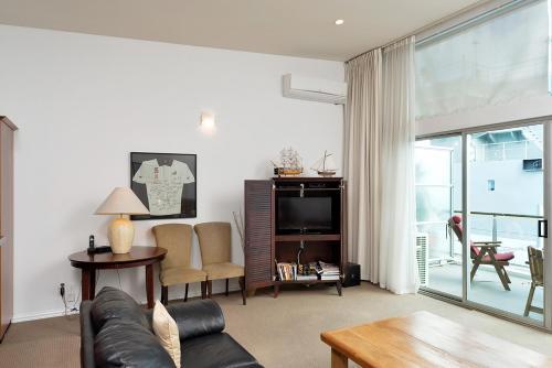 Qv Split Level Waterfront Apartment - 338