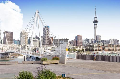 Qv Split Level Waterfront Apartment - 338
