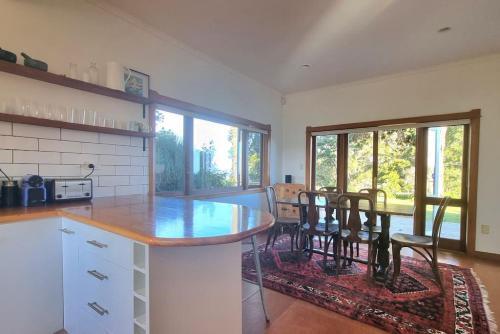 The Kauri Retreat With Sea Views - Spa Pool