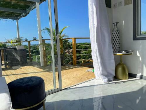 Lush Coastline Serviced Villa With Pool