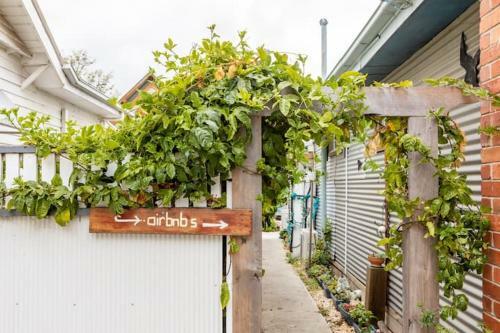 Hideaway Private, Detached Studio Apartment