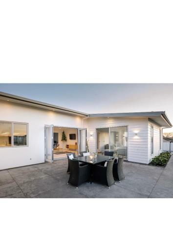 Hamilton Family Home With Pool