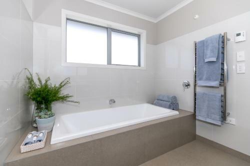 Spacious Modern Two-bedroom Apartment