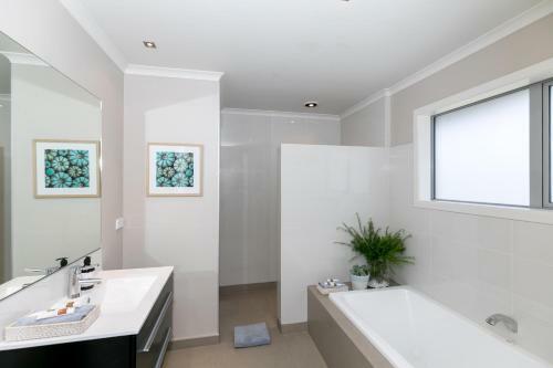 Spacious Modern Two-bedroom Apartment