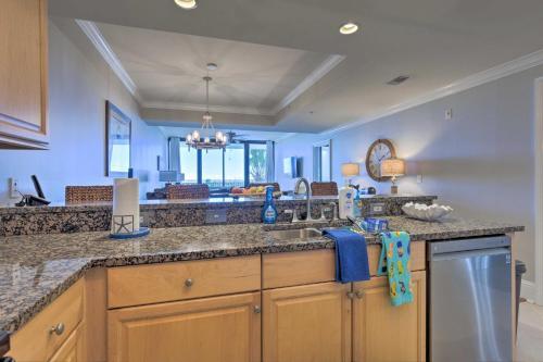 Apartamento Sunny 1st-floor Condo With Ocean-view Balcony!