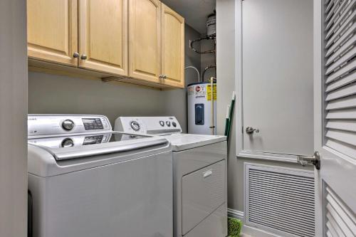 Apartamento Sunny 1st-floor Condo With Ocean-view Balcony!