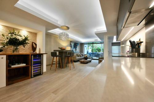 Luxury Apartment In La Isla, Puerto Banus
