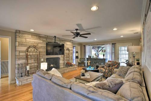 Charming Florence Home With Fireplace And Grill!