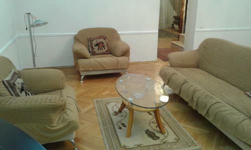 Neftiannikov Avenue Apartment