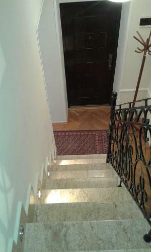 Neftiannikov Avenue Apartment