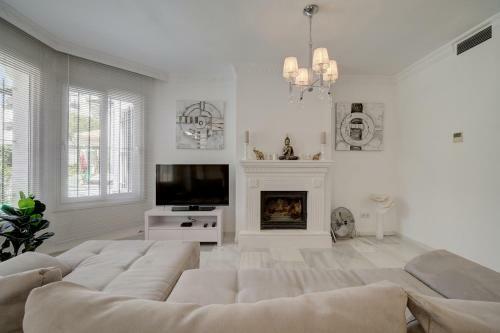 3 Bed Modern House Marbella - Direct Pool Access