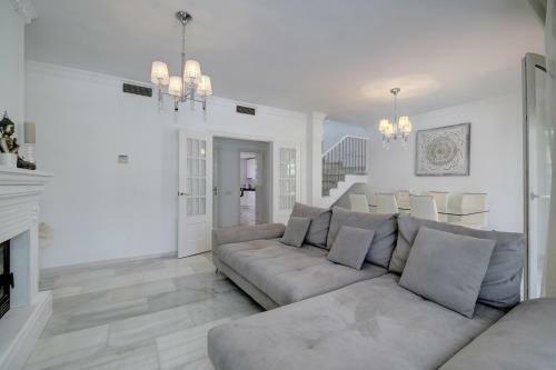 3 Bed Modern House Marbella - Direct Pool Access