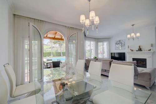 3 Bed Modern House Marbella - Direct Pool Access