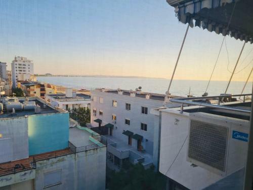 Apartamento Sunrise Sea View - Spacious Balcony, Full Kitchen, Wifi, AC