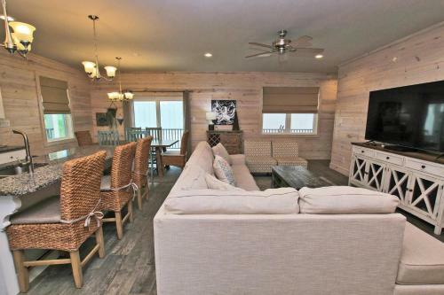 Romeo Beach By Youngs Suncoast
