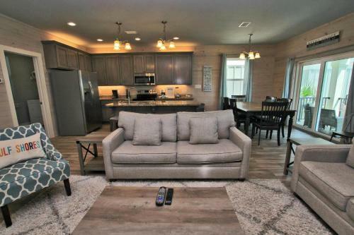 Romeo Beach By Youngs Suncoast
