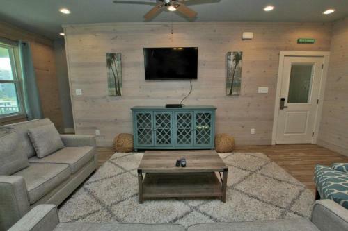 Romeo Beach By Youngs Suncoast