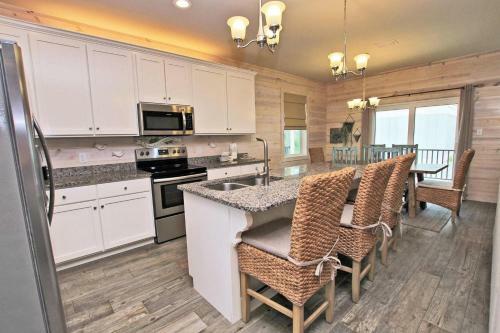 Romeo Beach By Youngs Suncoast