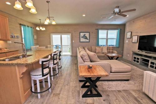 Romeo Beach By Youngs Suncoast