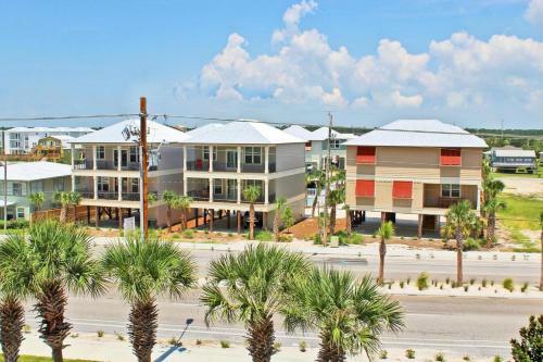 Romeo Beach By Youngs Suncoast