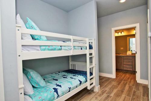 Romeo Beach By Youngs Suncoast