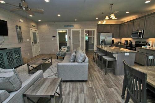 Romeo Beach By Youngs Suncoast