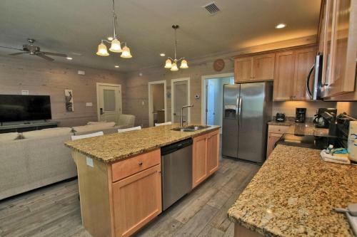 Romeo Beach By Youngs Suncoast