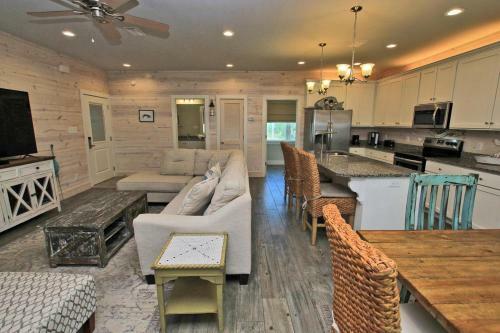 Romeo Beach By Youngs Suncoast
