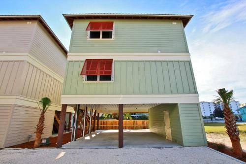 Romeo Beach By Youngs Suncoast