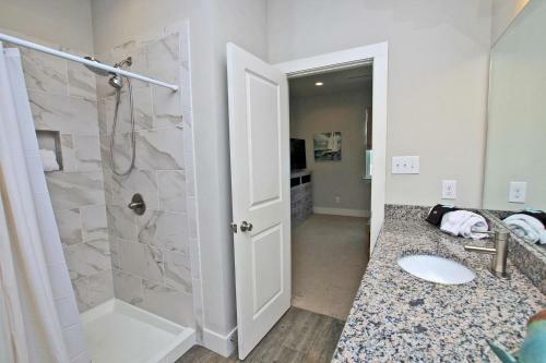 Romeo Beach By Youngs Suncoast