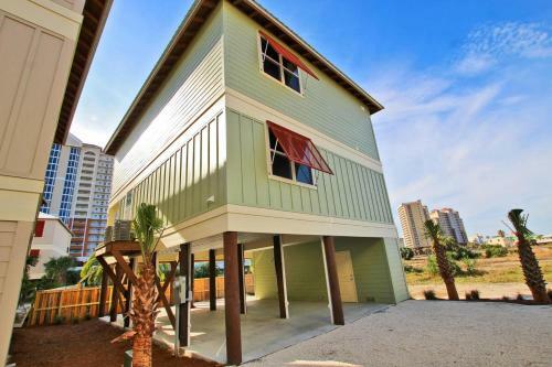 Romeo Beach By Youngs Suncoast