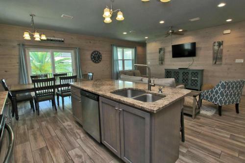 Romeo Beach By Youngs Suncoast