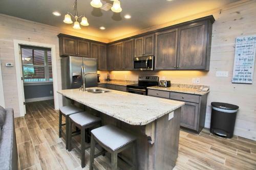 Romeo Beach By Youngs Suncoast