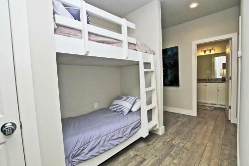 Romeo Beach By Youngs Suncoast