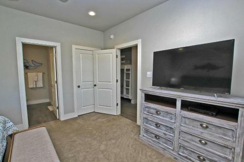 Romeo Beach By Youngs Suncoast