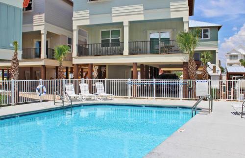 Romeo Beach By Youngs Suncoast