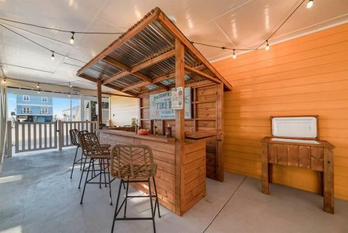 Pelican?s Perch - Tiki Bar, Pool, Gulf Views, Elevator!