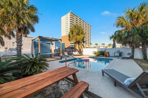 Pelican?s Perch - Tiki Bar, Pool, Gulf Views, Elevator!