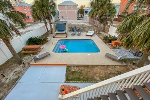 Pelican?s Perch - Tiki Bar, Pool, Gulf Views, Elevator!