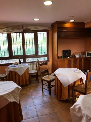 Hostal Hotel Hoster�a De Monz�n