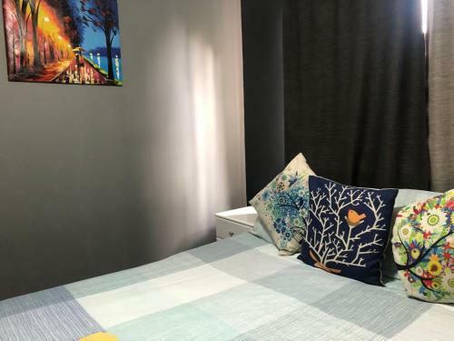 3 Bedroom Unit Upstairs- In A Hi-set Home
