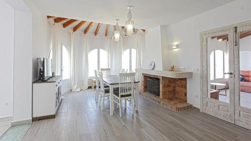 Stunning Villa With Private Pool & Mountain Views
