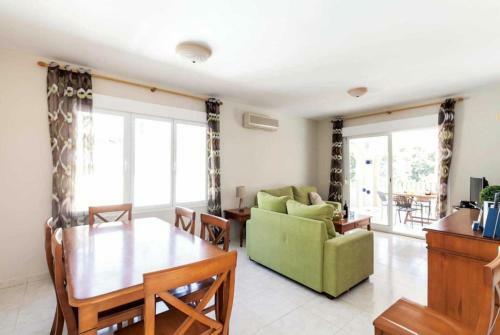 3383 Villa Encina