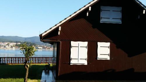 Casa De Madera Sobre El Mar